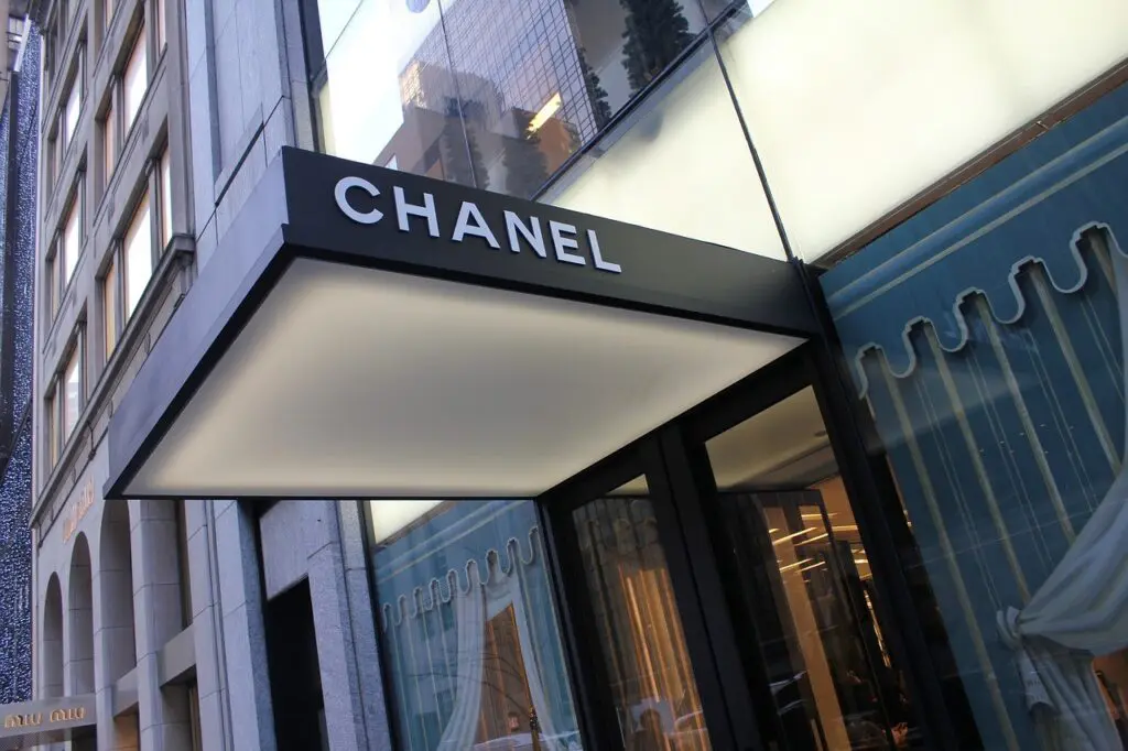 シャネル（CHANEL）のバッグの買取相場に影響を与える要因や高く売るためのコツを紹介！ | 金・ダイヤの高価買取なら「まねきや」