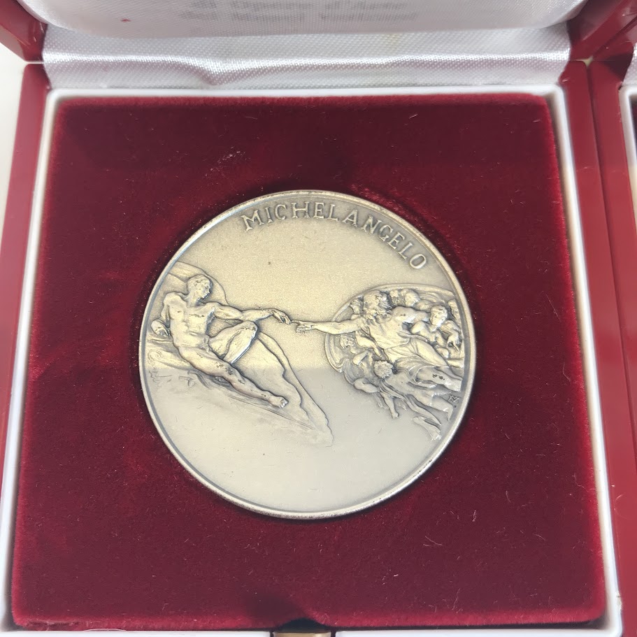 1992年に発行された銀貨です。表面にはミケランジェロの作品「アダムの創造」が、裏面にはその作品がある「システィーナ礼拝堂」が刻印されています。