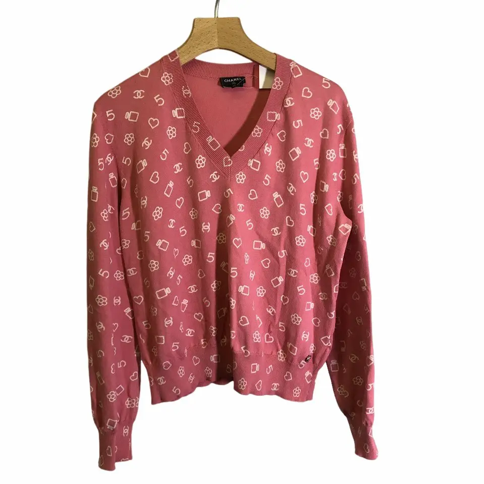 レア　シャネル　ロゴニット シャネルのVネックロゴニットをお買取りしました【まねきや横浜本店