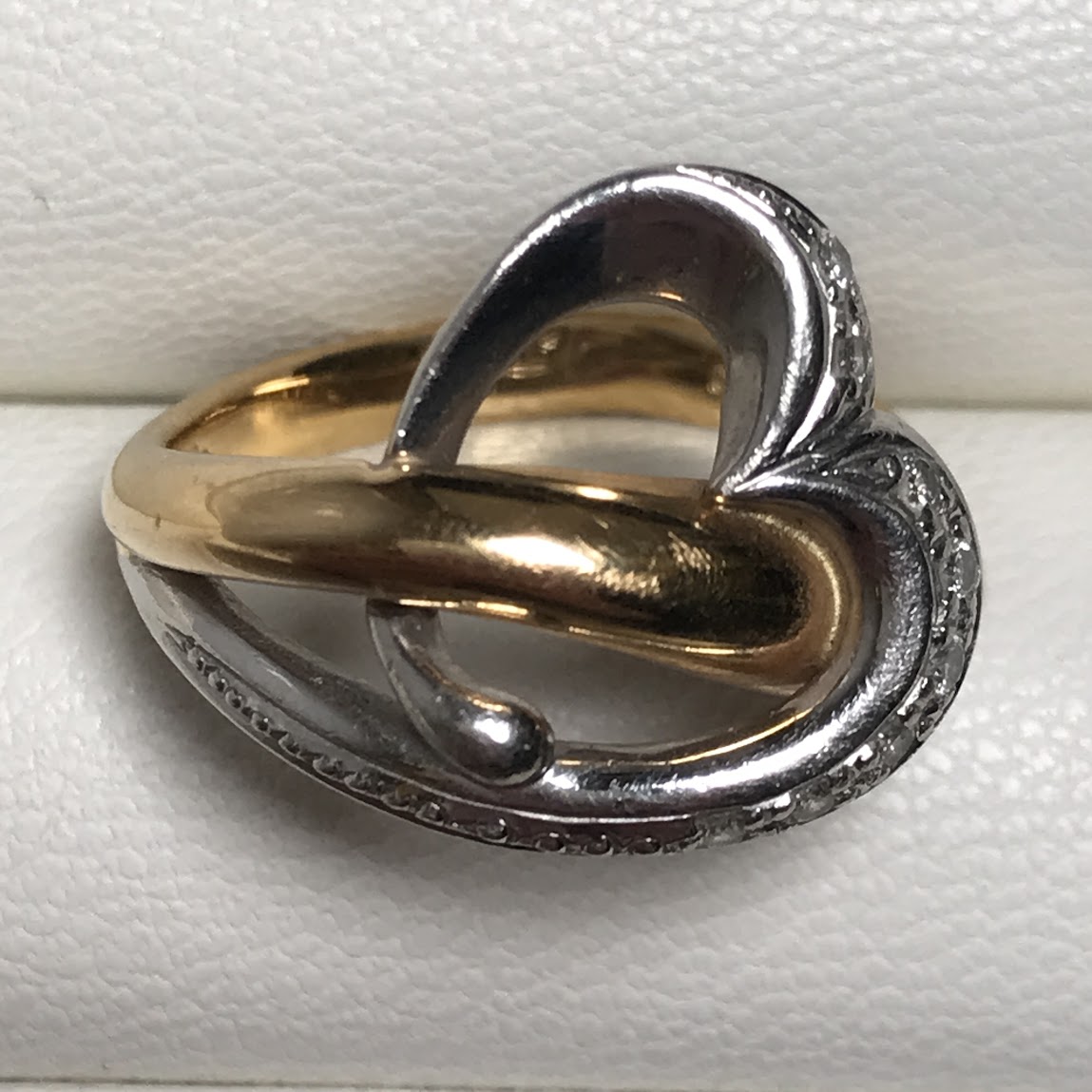 Pt900/K18素材のメインRリング(ハートモチーフ)